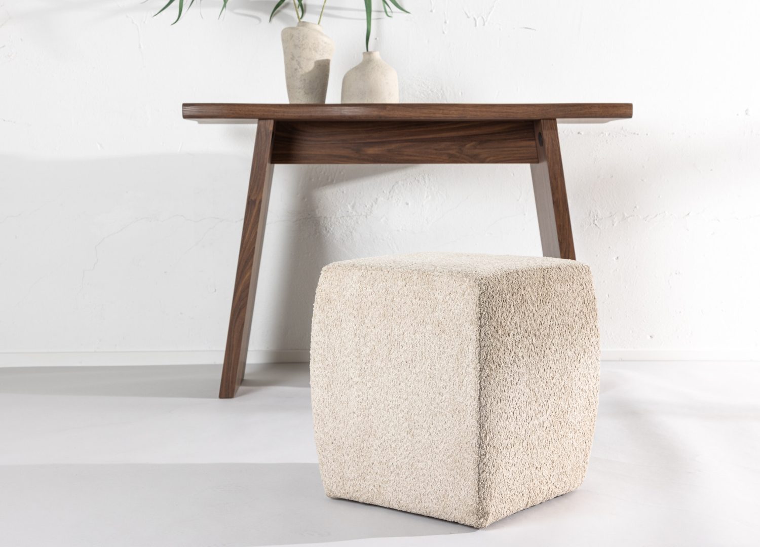 Pouf Neapel polyester beige 40 cm mis en scène dans un intérieur