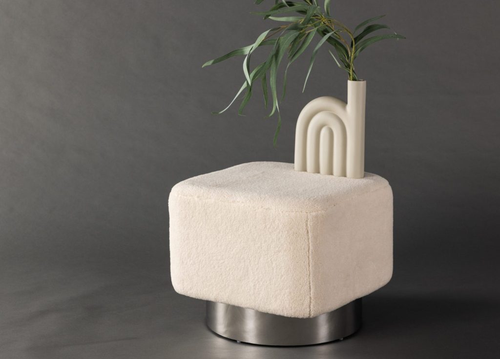 Pouf Newton polyester blanc cassé 45 cm mis en scène dans un intérieur