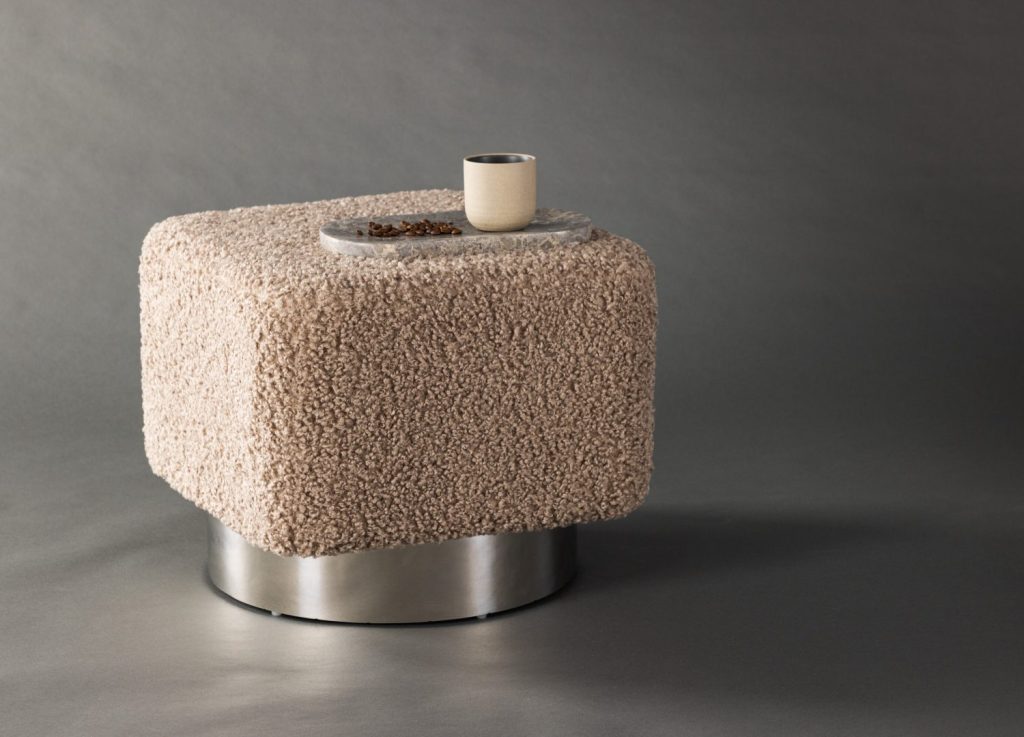 Pouf Newton tissu bouclette en polyester marron 45 cm mis en scène dans un intérieur