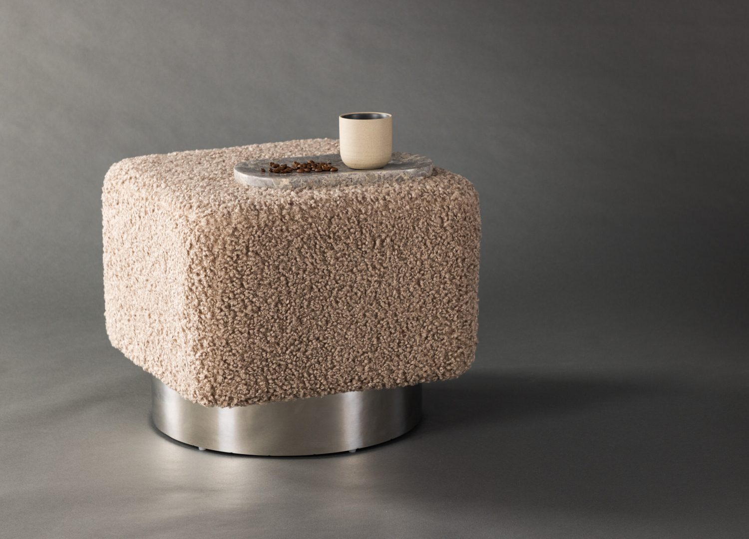 Pouf Newton tissu bouclette en polyester marron 45 cm mis en scène dans un intérieur
