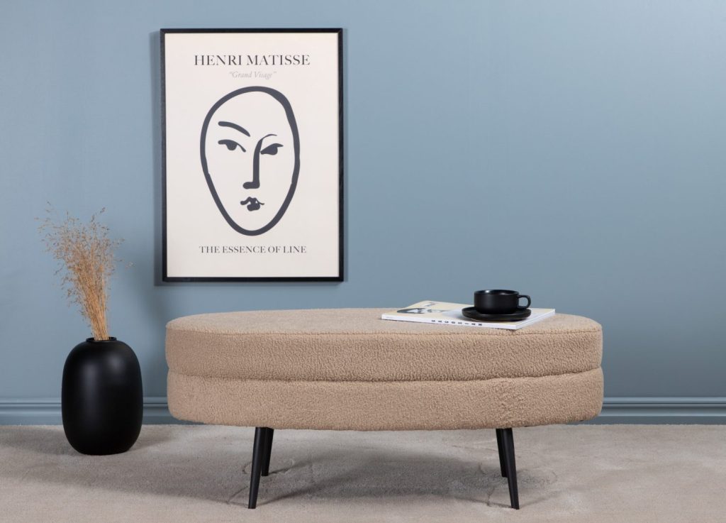 Pouf Otto tissu bouclette en polyester beige 100 cm mis en scène dans un intérieur