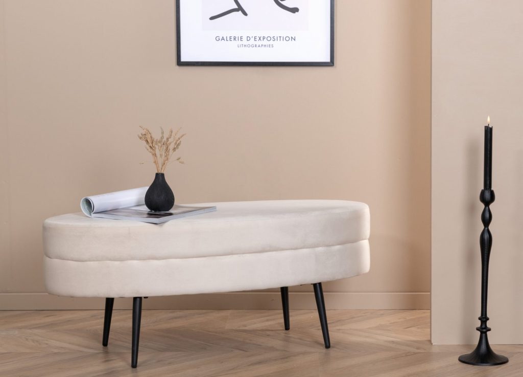 Pouf Otto tissu bouclette en polyester blanc cassé 100 cm mis en scène dans un intérieur