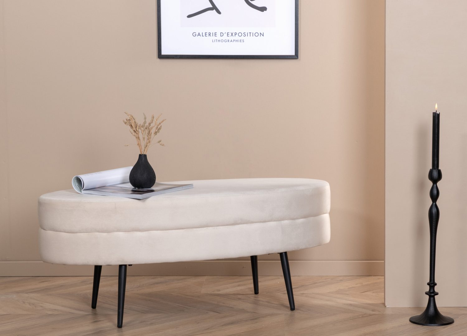 Pouf Otto tissu bouclette en polyester blanc cassé 100 cm mis en scène dans un intérieur