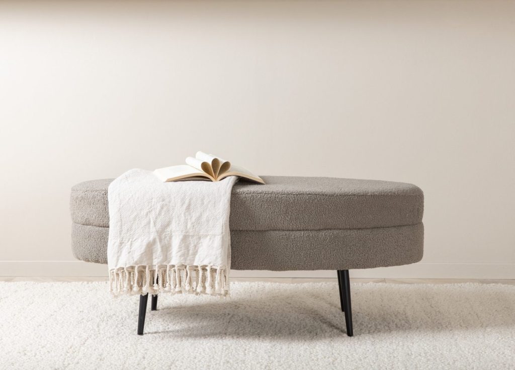Pouf Otto tissu bouclette en polyester grège 100 cm mis en scène dans un intérieur
