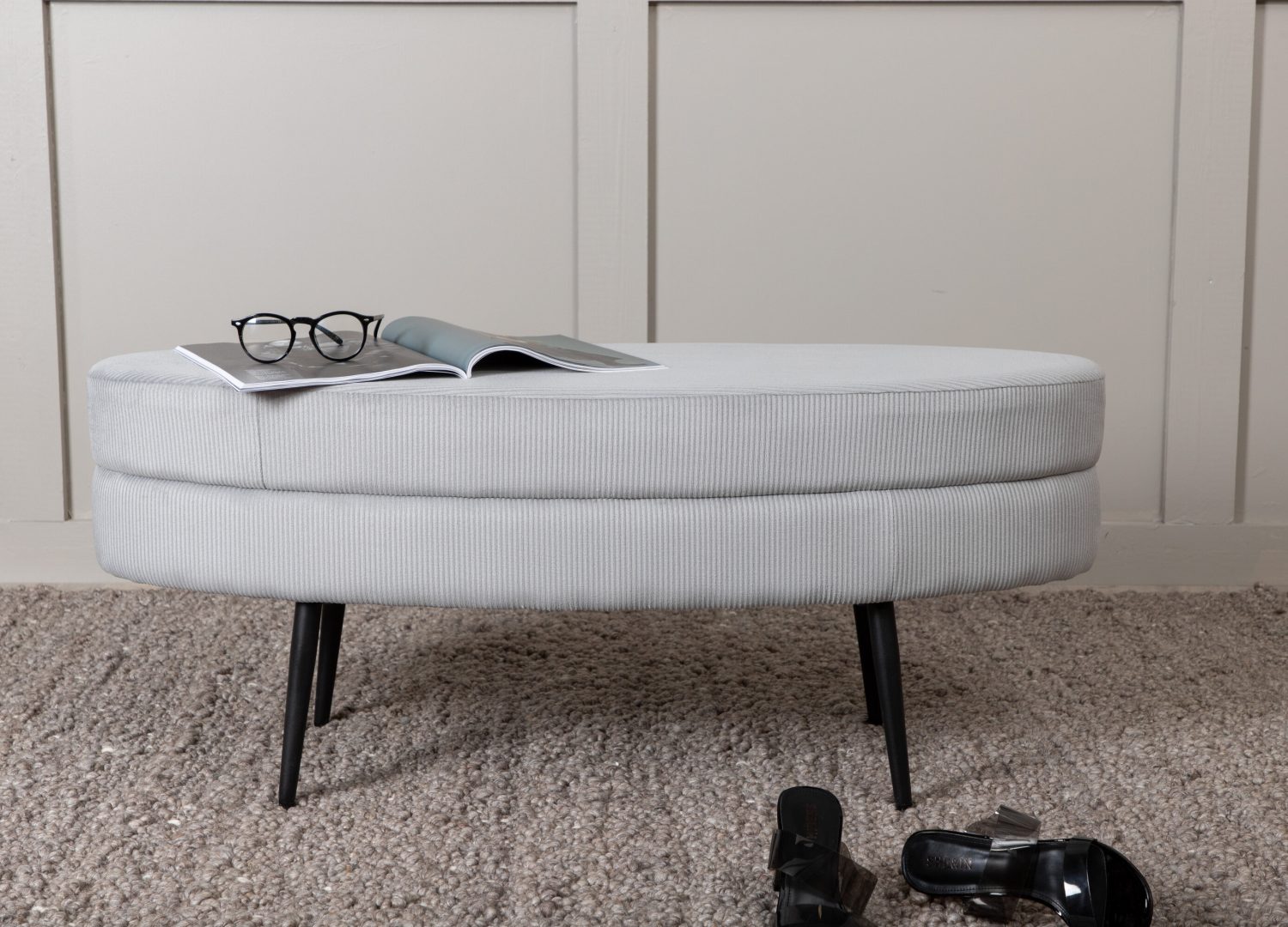 Pouf Otto velours côtelé en polyester gris 100 cm mis en scène dans un intérieur