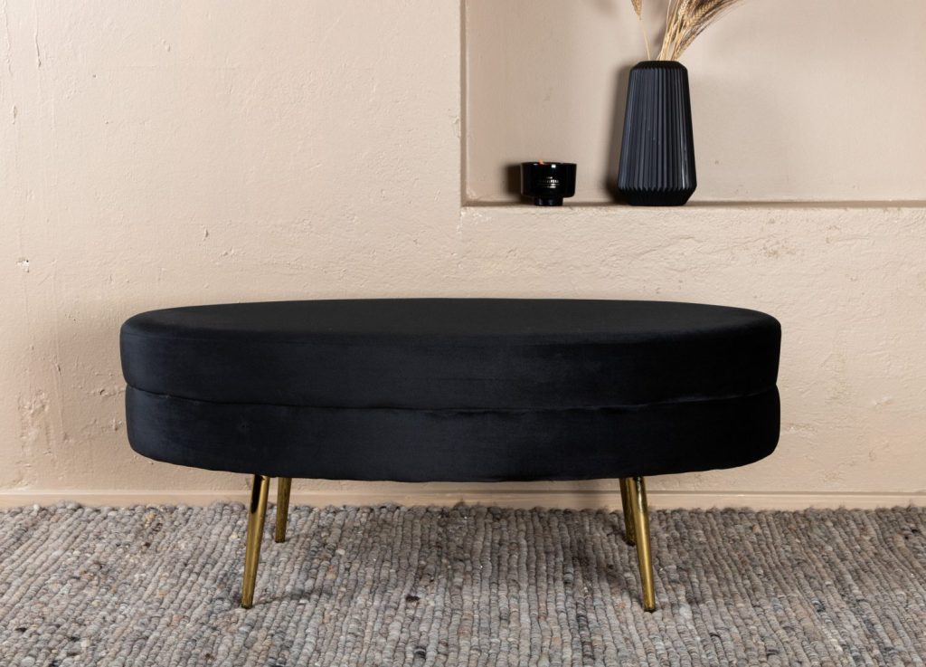 Pouf Otto tissu bouclette en polyester noir 100 cm mis en scène dans un intérieur