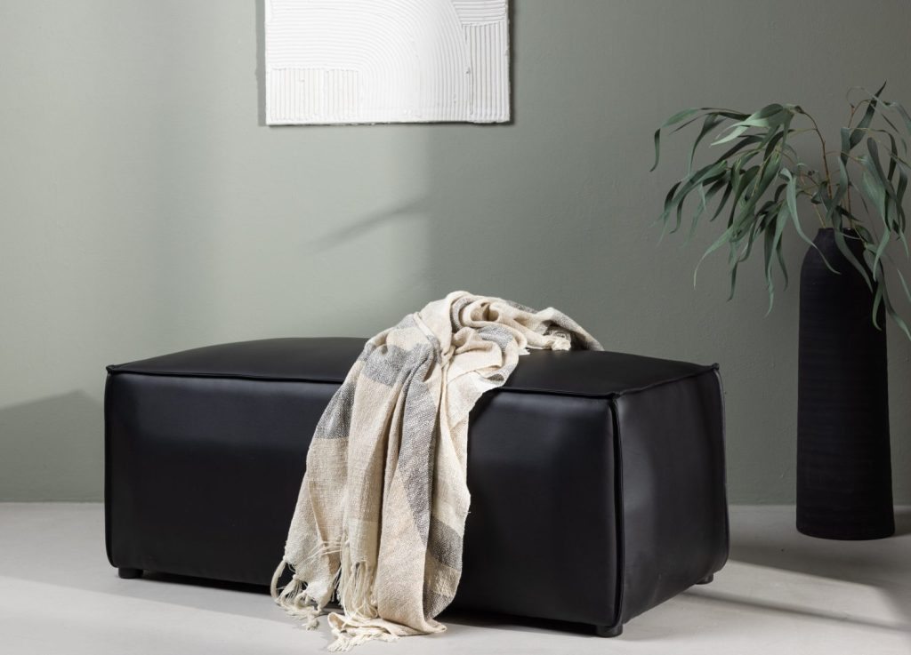Pouf Palermo similicuir en polyuréthane noir 59 cm mis en scène dans un intérieur