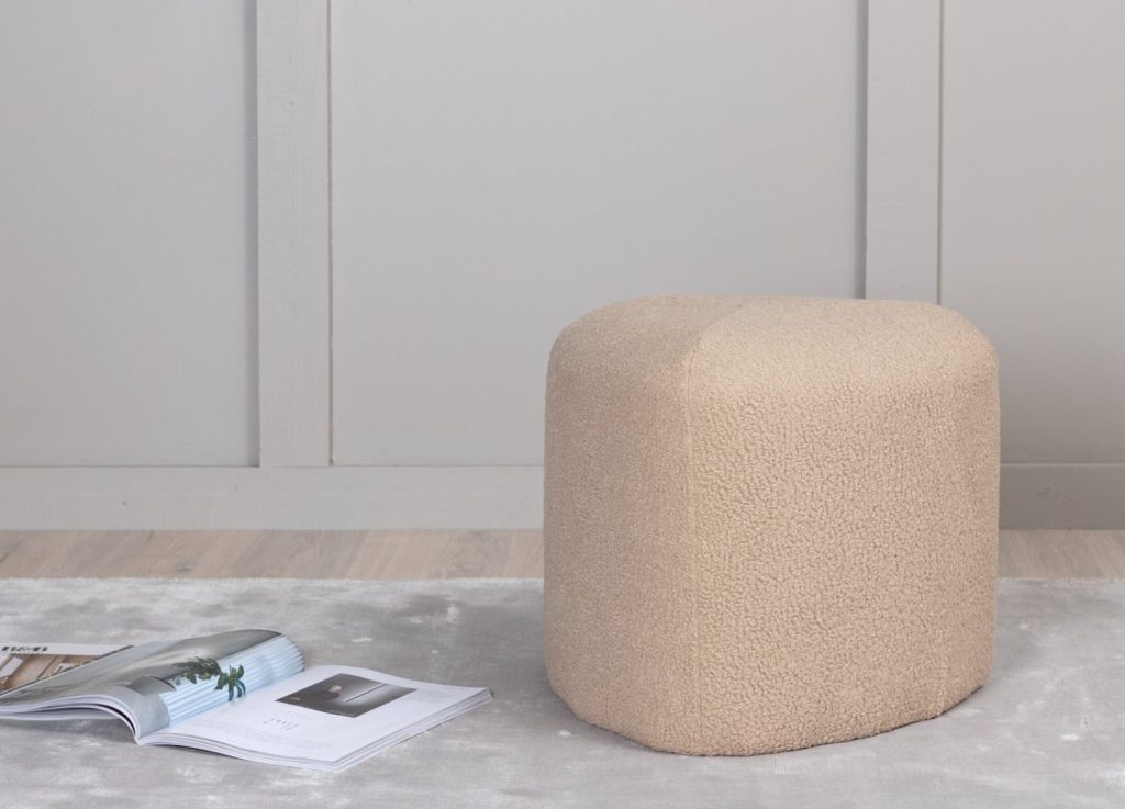 Pouf Peg tissu bouclette en polyester beige Ø 46 cm mis en scène dans un intérieur