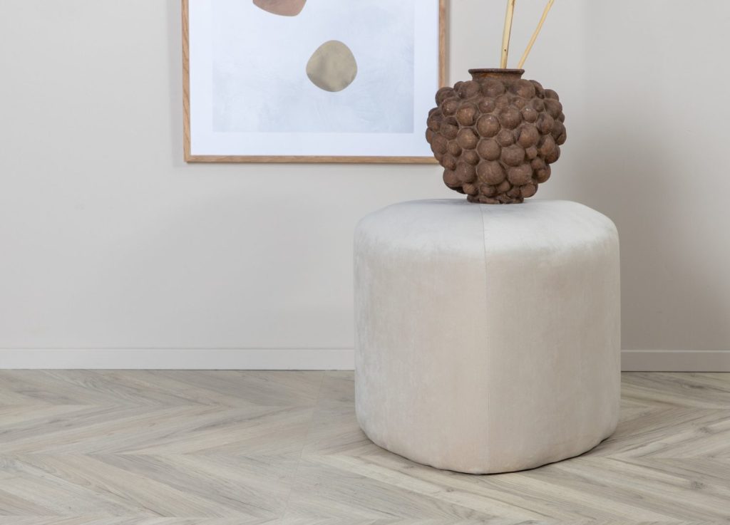 Pouf Peg tissu bouclette en polyester beige Ø 46 cm mis en scène dans un intérieur