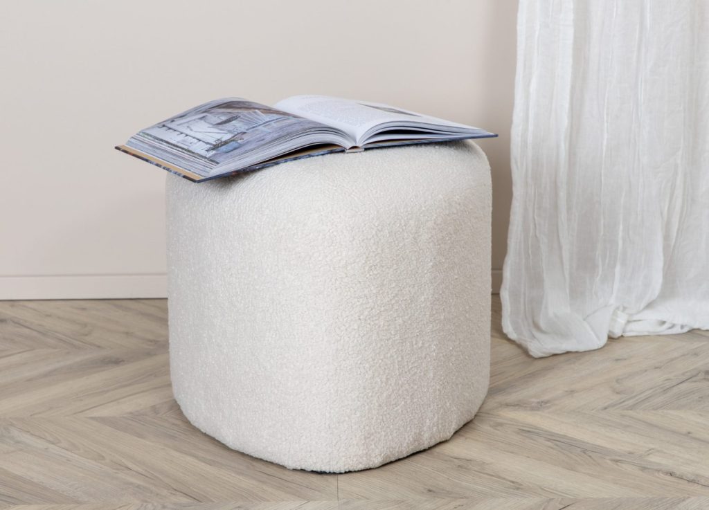 Pouf Peg tissu bouclette en polyester blanc Ø 46 cm mis en scène dans un intérieur