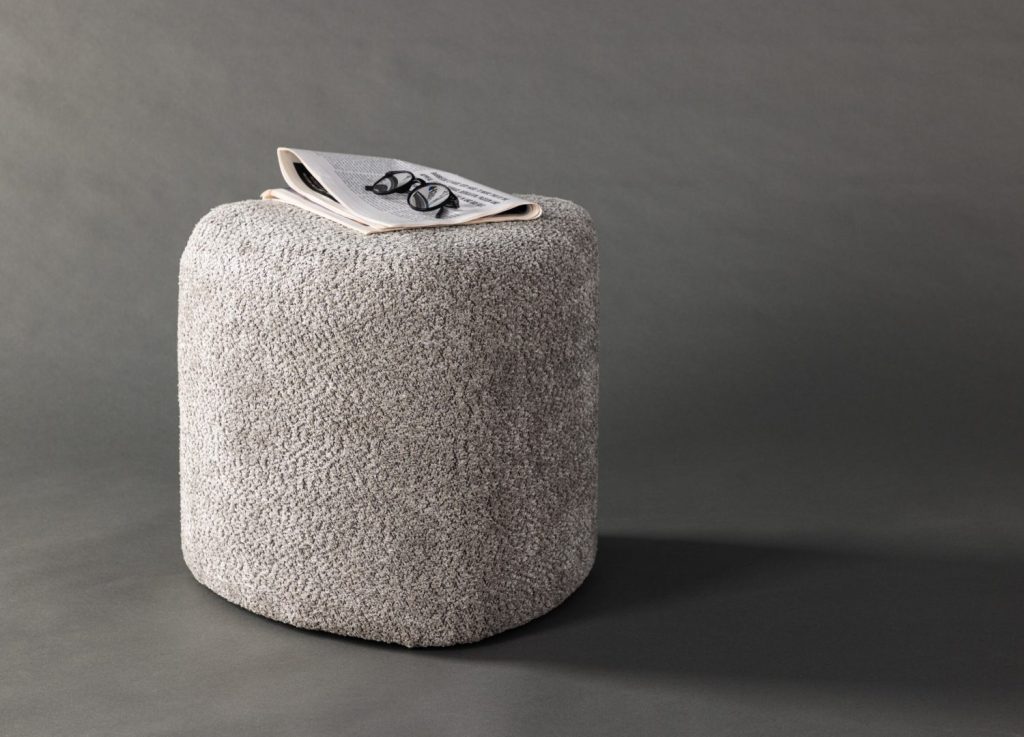 Pouf Peg tissu bouclette gris Ø 46 cm mis en scène dans un intérieur