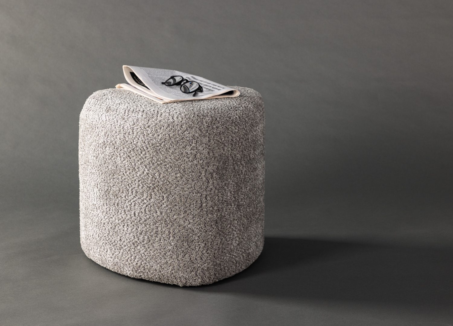 Pouf Peg tissu bouclette gris Ø 46 cm mis en scène dans un intérieur