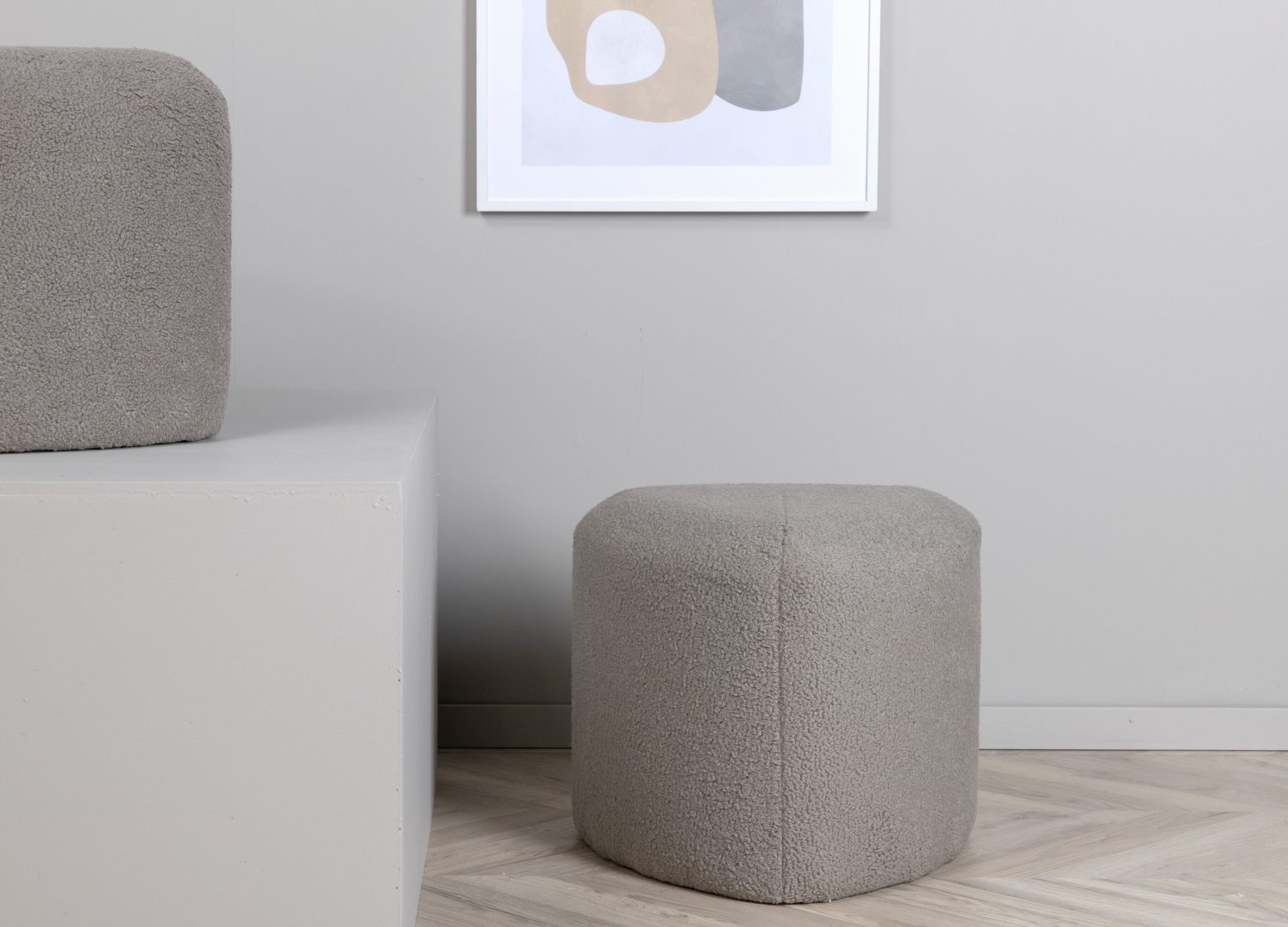 Pouf Peg tissu bouclette en polyester gris Ø 46 cm mis en scène dans un intérieur