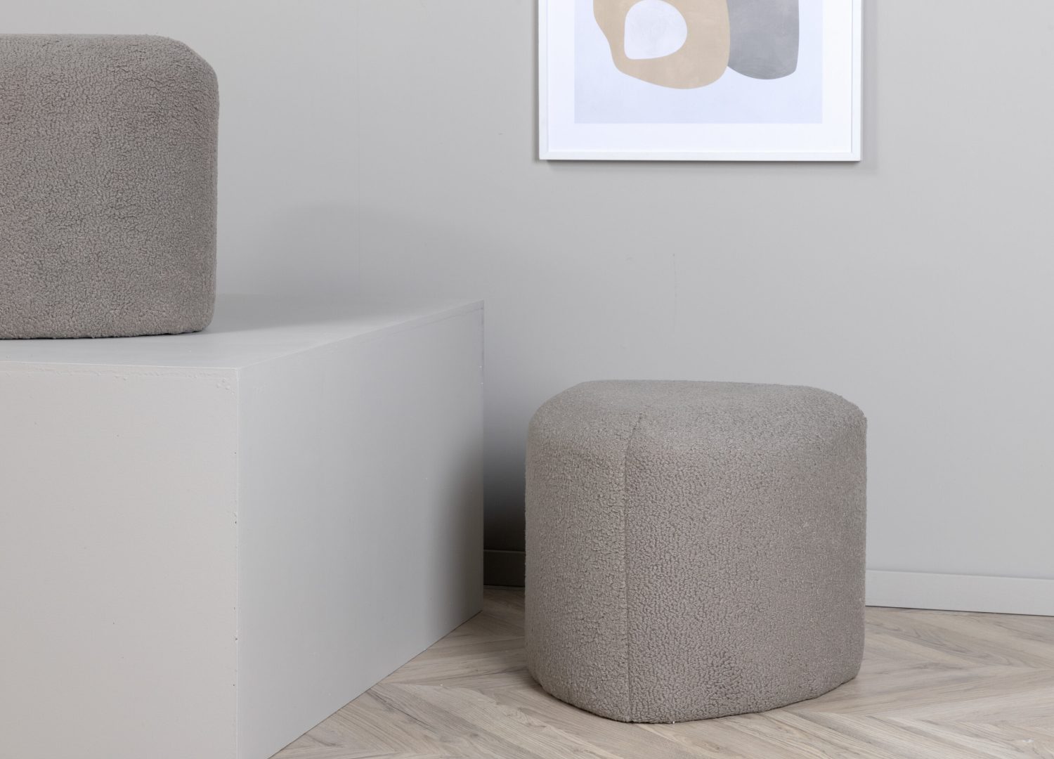 Pouf Peg tissu bouclette en polyester gris Ø 46 cm présenté dans une ambiance décorative