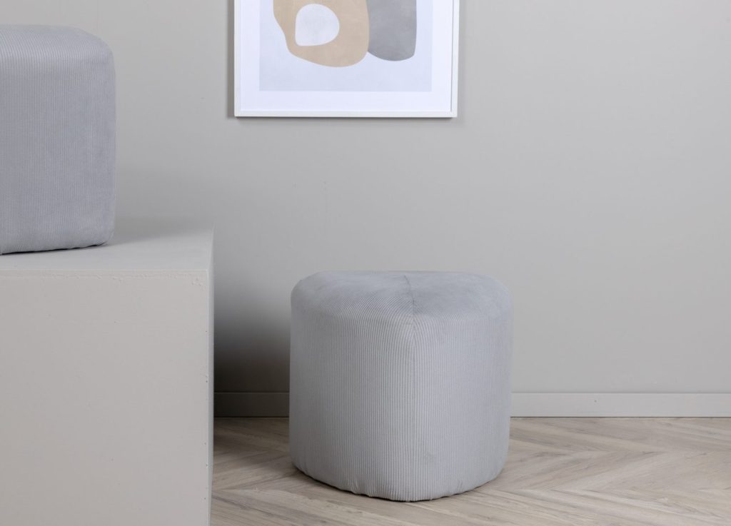 Pouf Peg cordage gris Ø 46 cm mis en scène dans un intérieur