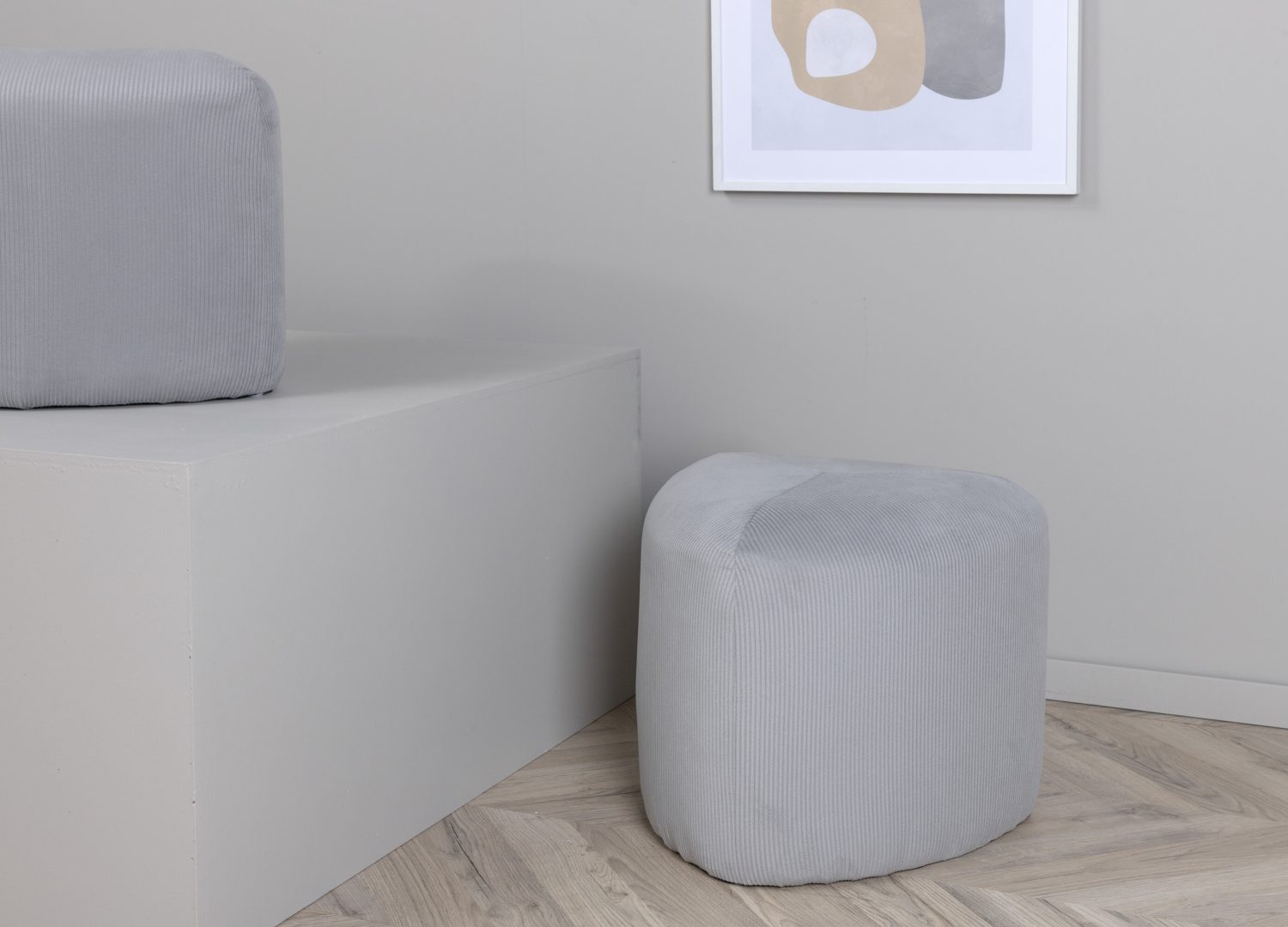 Pouf Peg cordage gris Ø 46 cm présenté dans une ambiance décorative