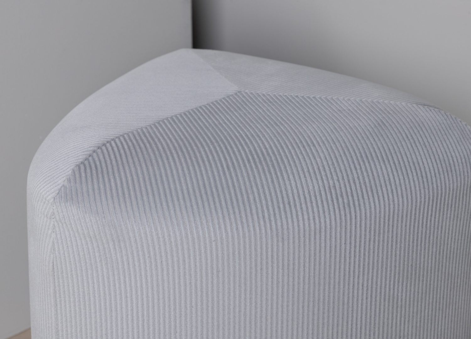 Pouf Peg cordage gris Ø 46 cm présenté dans une ambiance décorative