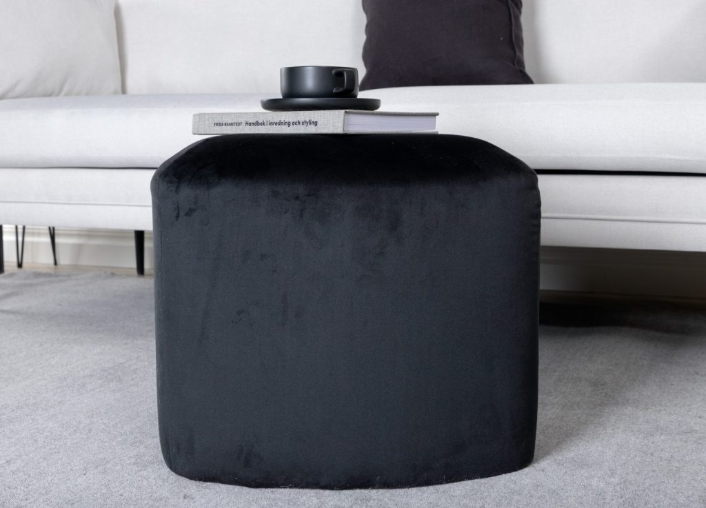 Pouf Peg tissu bouclette en polyester noir Ø 46 cm mis en scène dans un intérieur