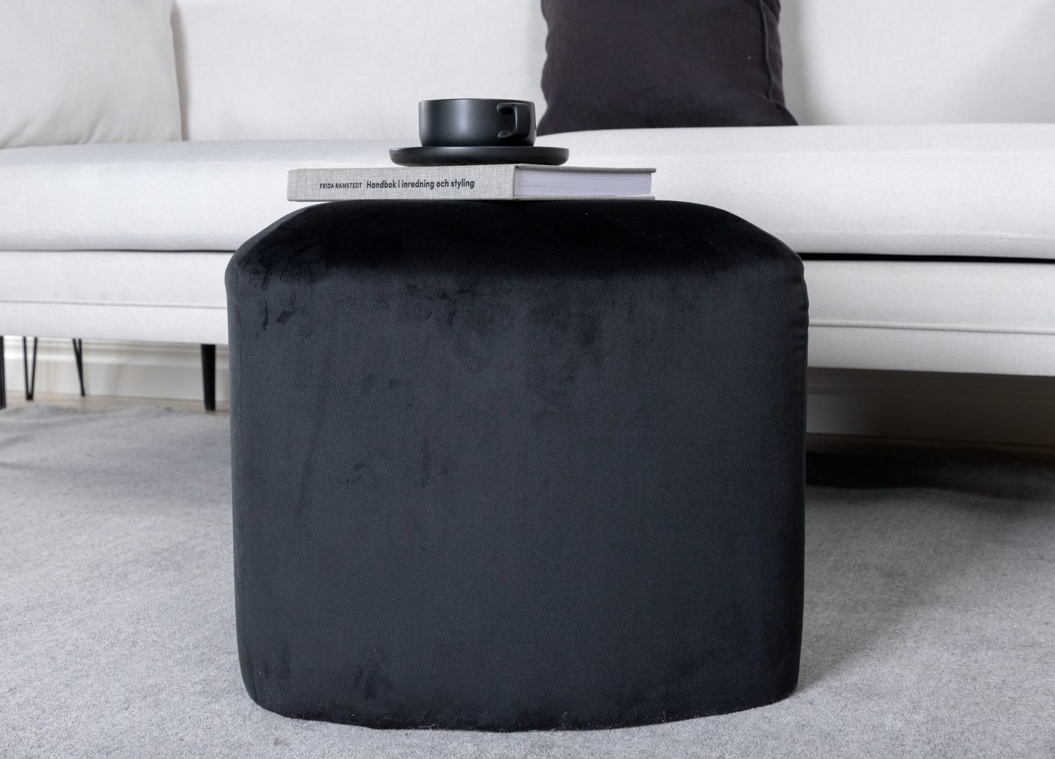 Pouf Peg tissu bouclette en polyester noir Ø 46 cm mis en scène dans un intérieur