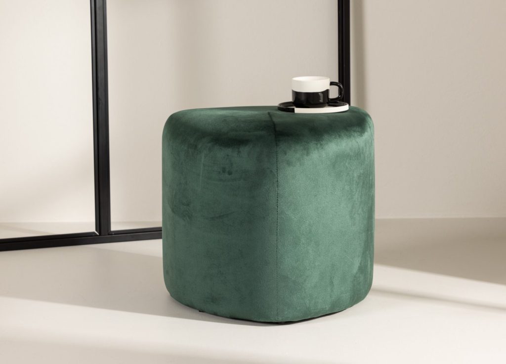 Pouf Peg velours en polyester vert Ø 46 cm mis en scène dans un intérieur