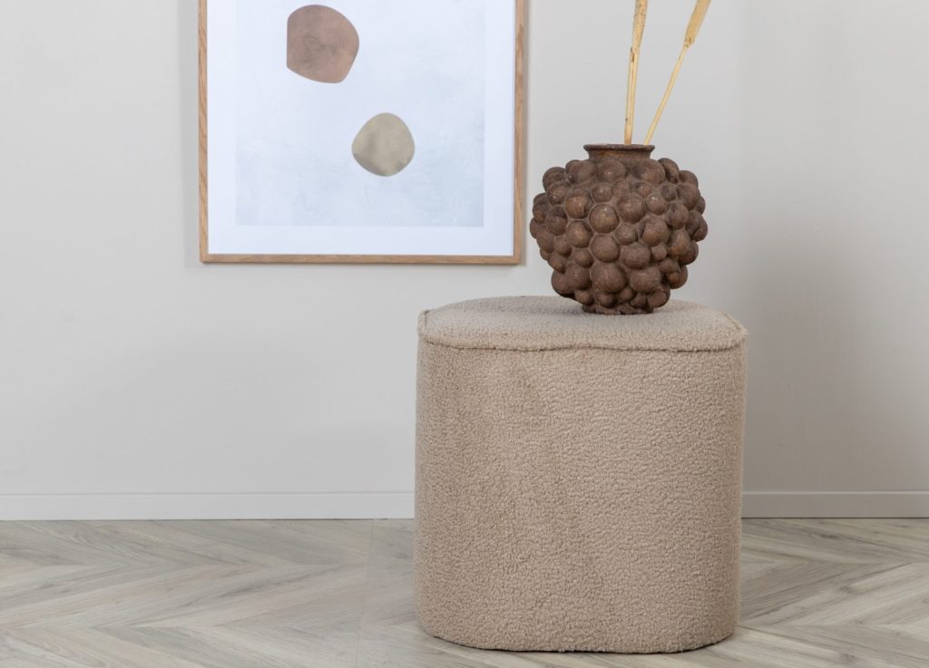 Pouf Piff tissu bouclette en polyester beige Ø 44 cm mis en scène dans un intérieur