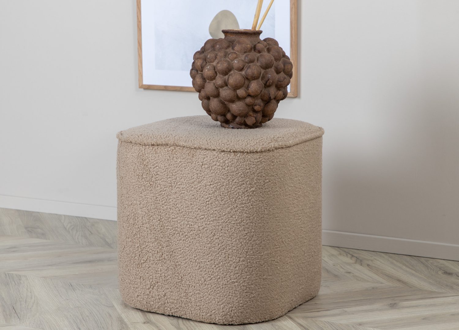 Pouf Piff tissu bouclette en polyester beige Ø 44 cm présenté dans une ambiance décorative