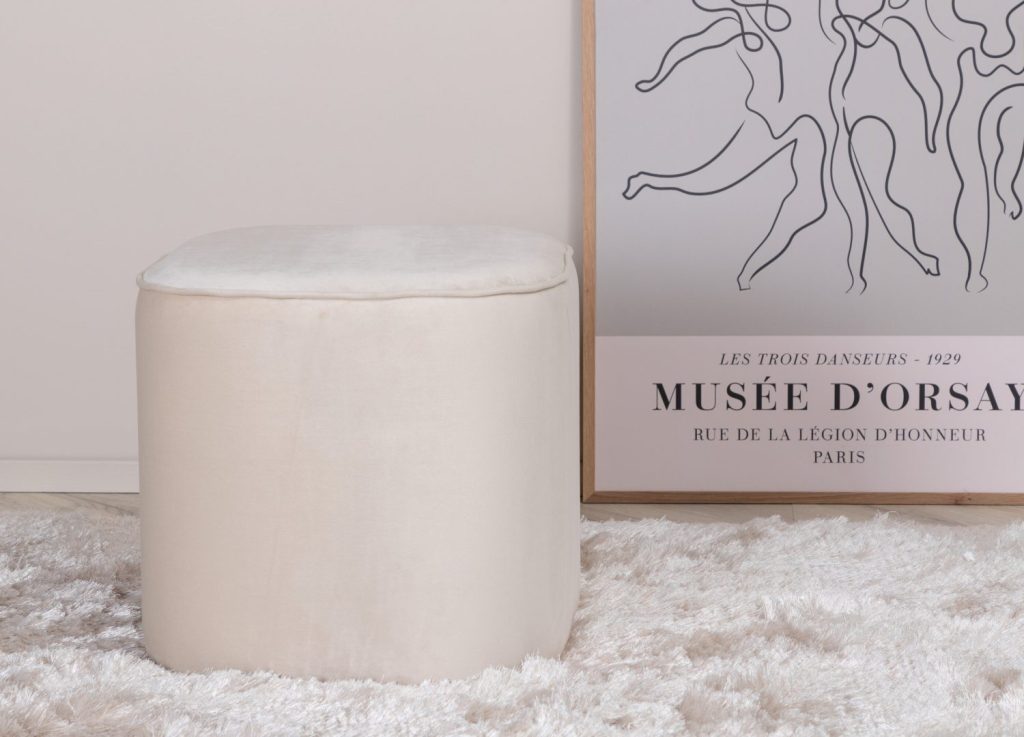 Pouf Piff tissu bouclette en polyester beige Ø 44 cm mis en scène dans un intérieur