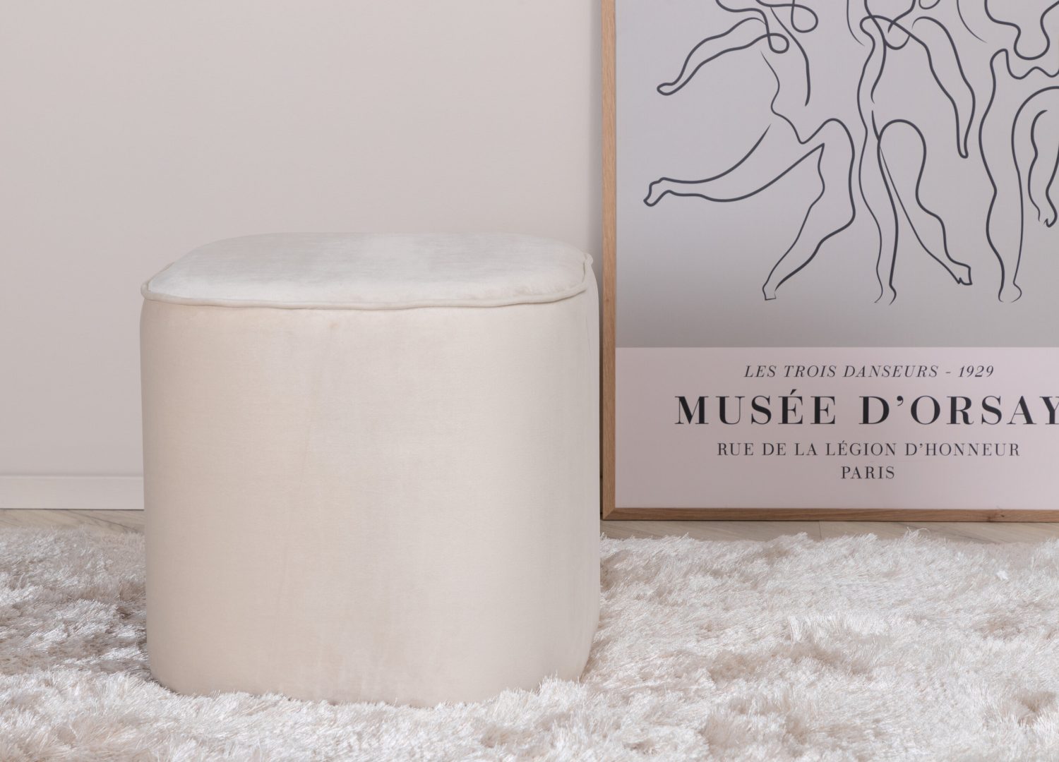 Pouf Piff tissu bouclette en polyester beige Ø 44 cm mis en scène dans un intérieur