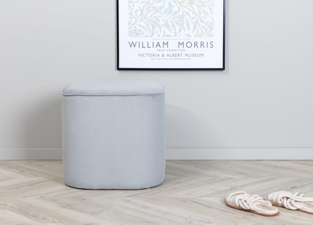 Pouf Piff velours côtelé en polyester gris Ø 44 cm mis en scène dans un intérieur