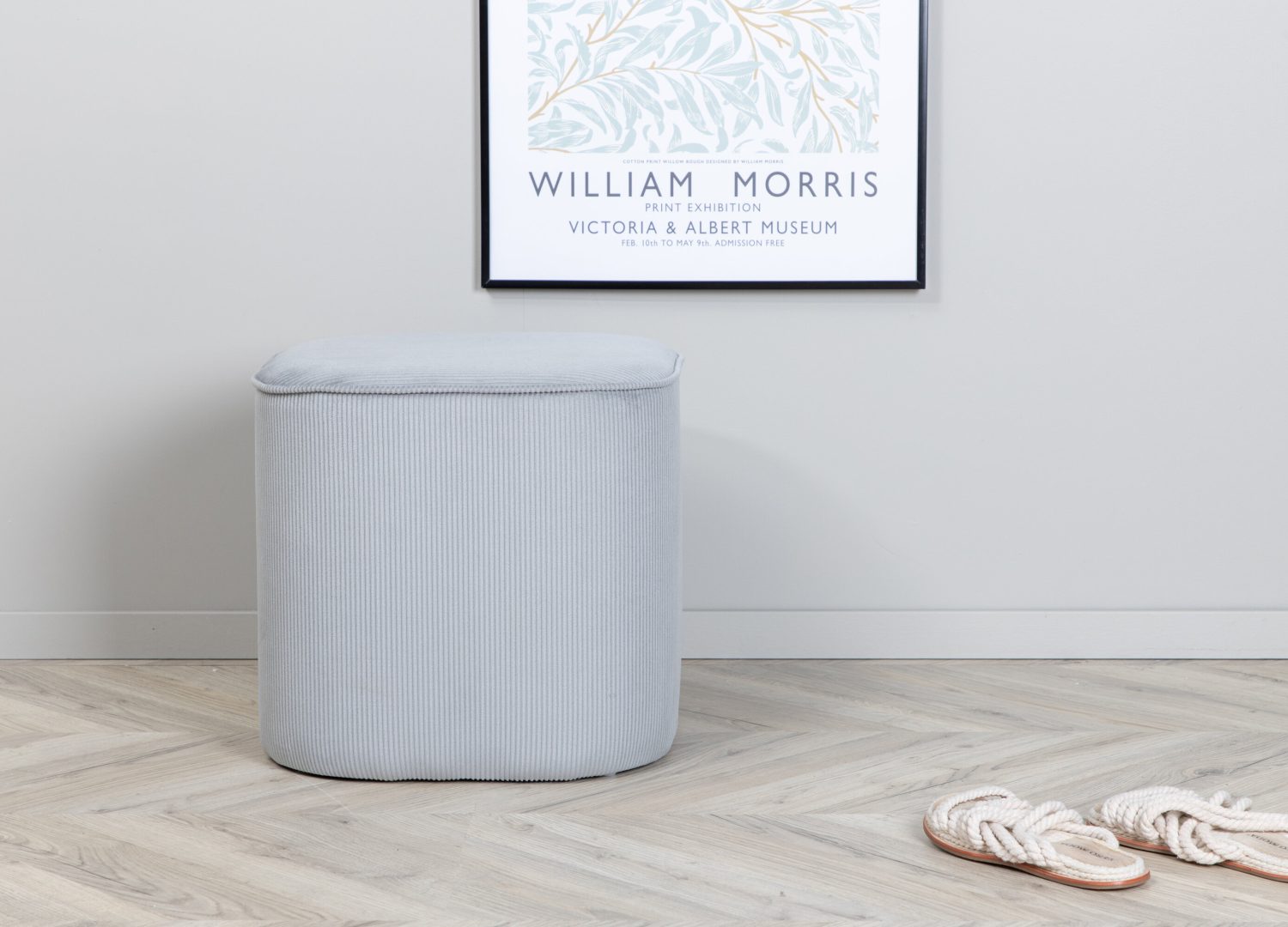 Pouf Piff velours côtelé en polyester gris Ø 44 cm mis en scène dans un intérieur