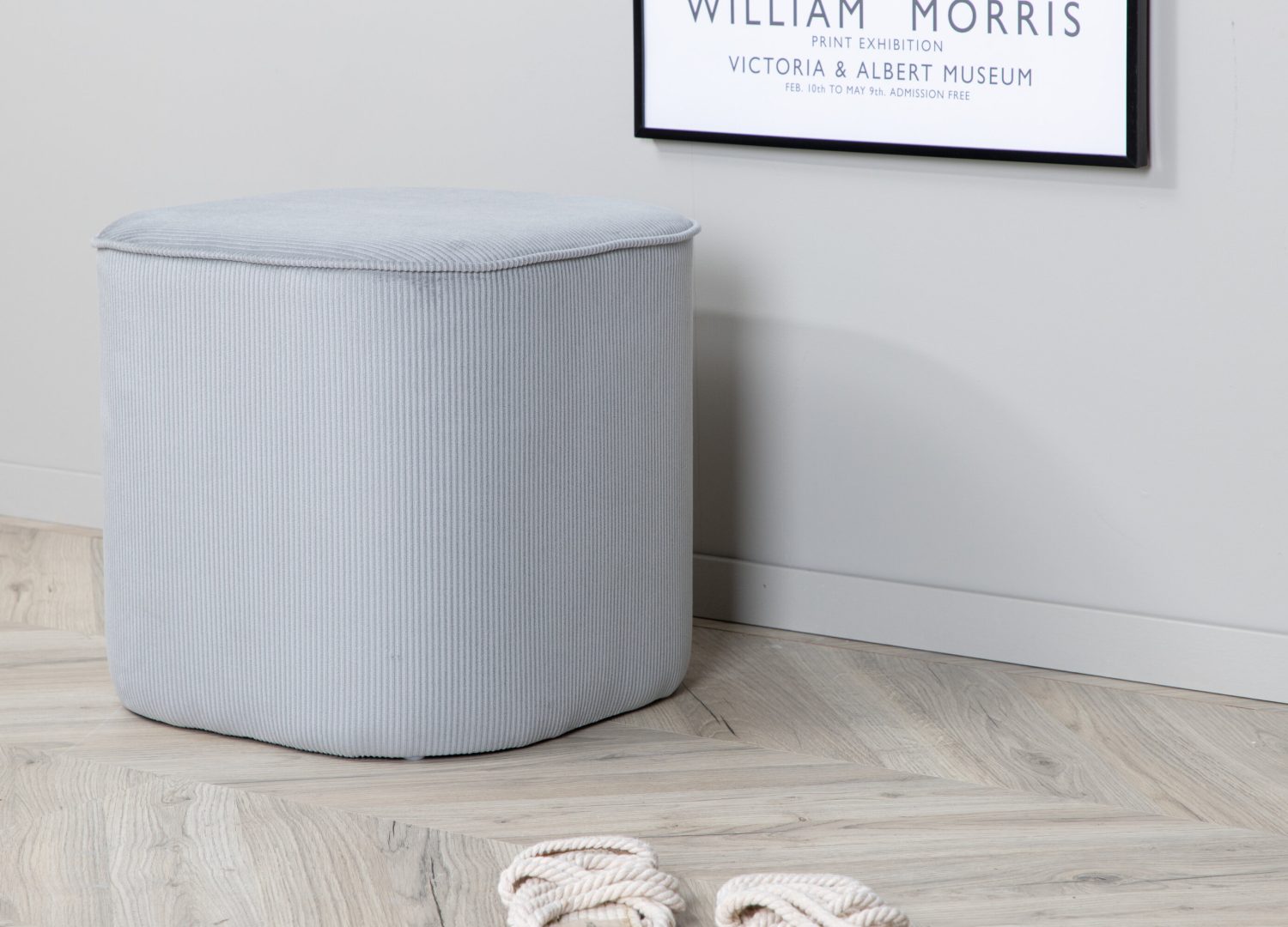 Pouf Piff velours côtelé en polyester gris Ø 44 cm présenté dans une ambiance décorative