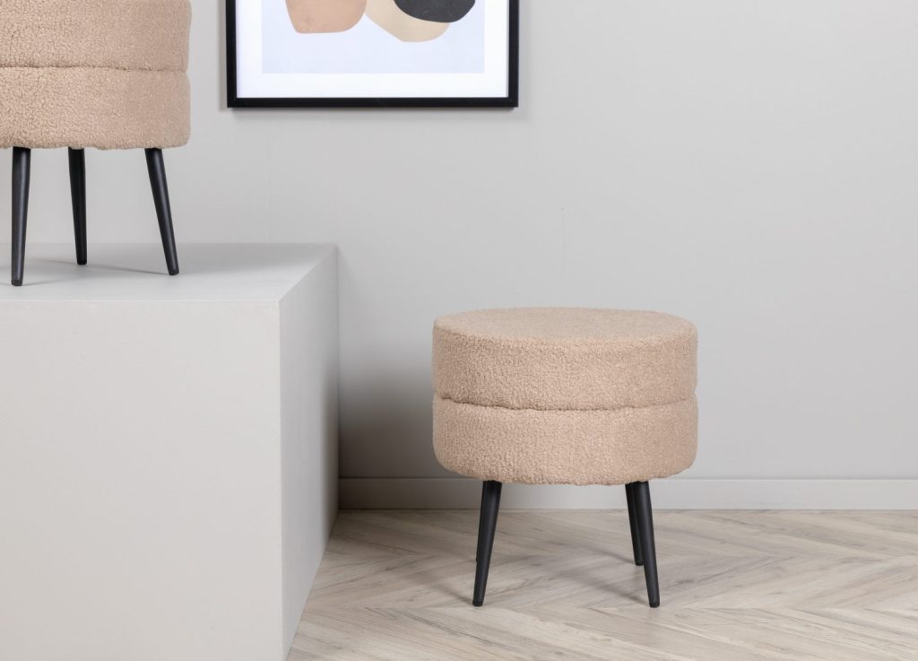 Pouf Pot tissu bouclette en polyester beige Ø 40 cm mis en scène dans un intérieur