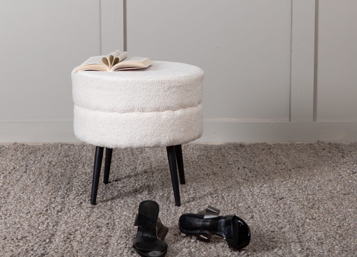 Pouf Pot tissu bouclette en polyester blanc Ø 40 cm mis en scène dans un intérieur
