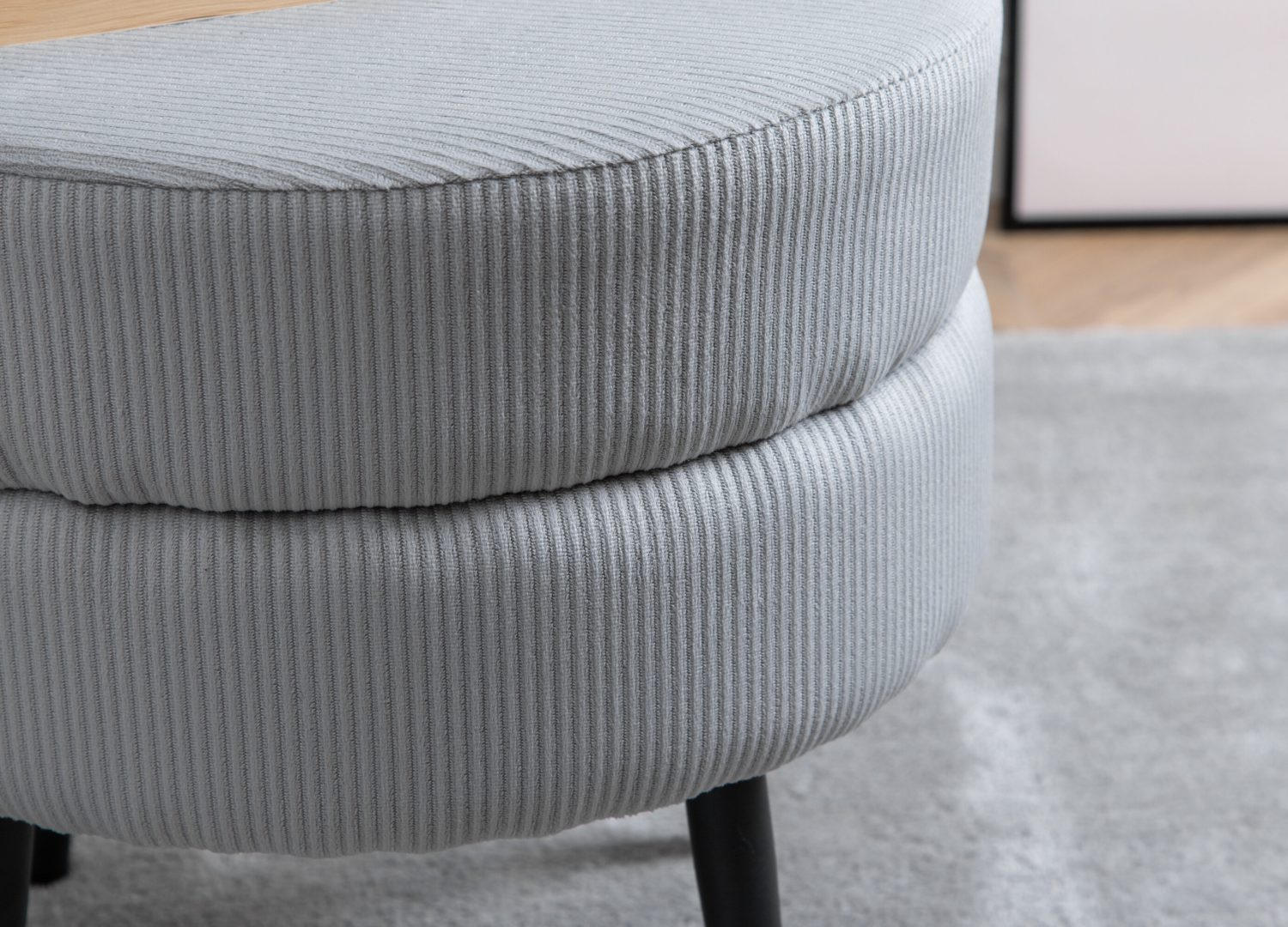 Pouf Pot velours côtelé en polyester gris Ø 40 cm présenté dans une ambiance décorative