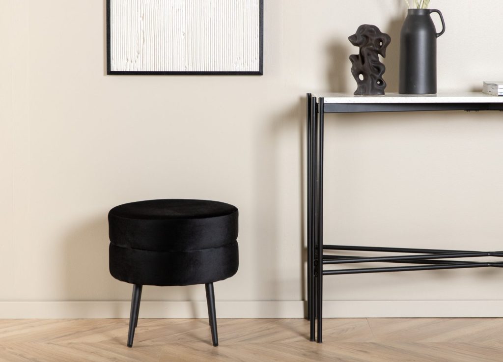 Pouf Pot tissu bouclette en polyester noir Ø 40 cm mis en scène dans un intérieur