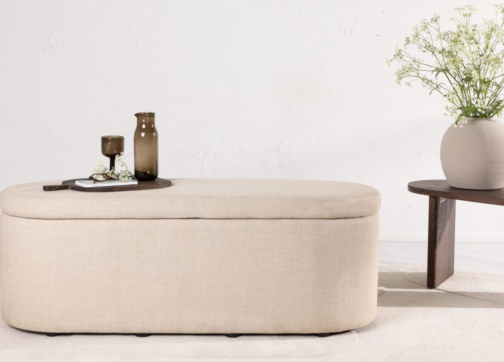 Pouf Potenza polyester blanc cassé 50 cm mis en scène dans un intérieur