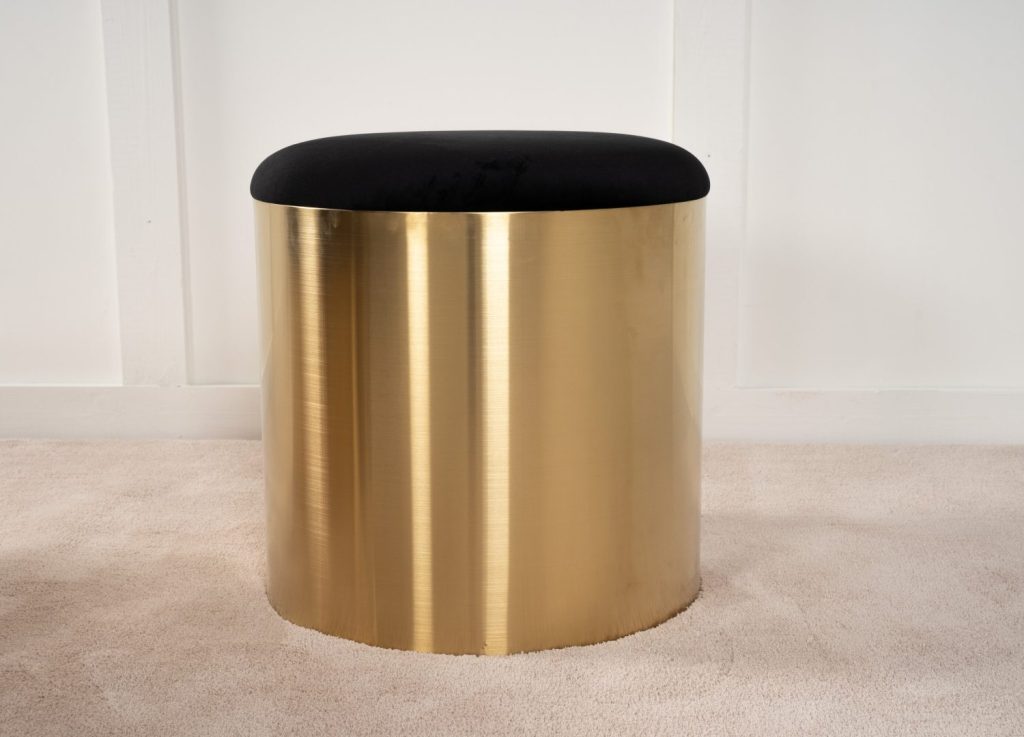 Pouf Puff velours en polyester doré Ø 45 cm mis en scène dans un intérieur