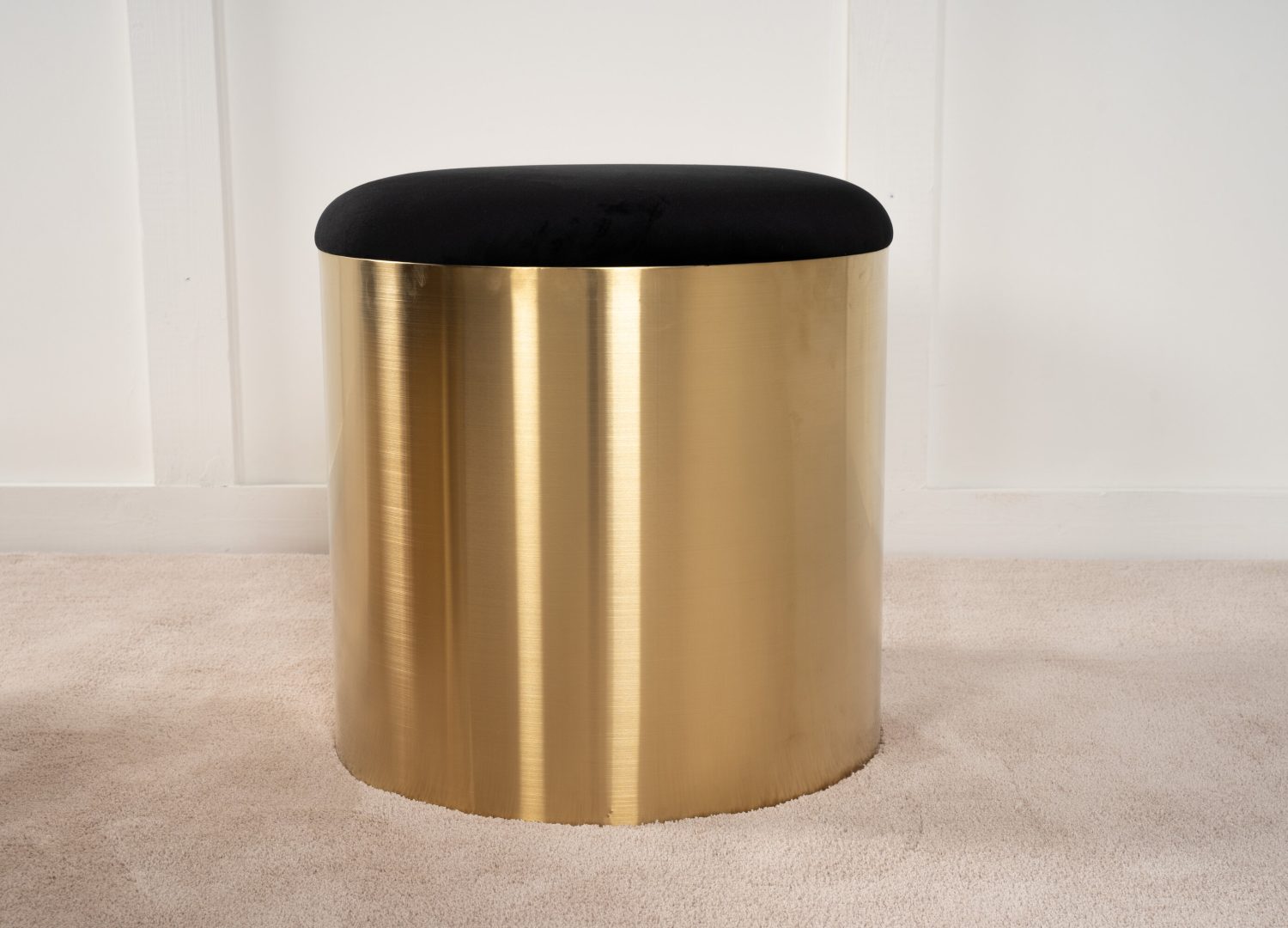 Pouf Puff velours en polyester doré Ø 45 cm mis en scène dans un intérieur