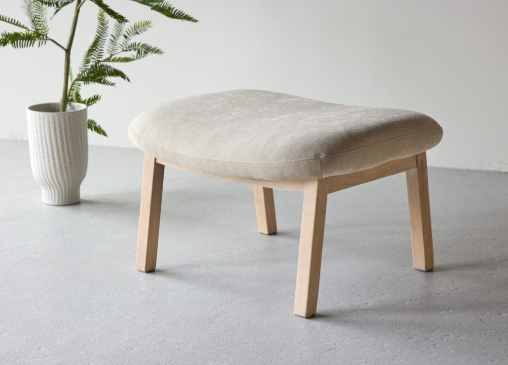 Pouf Rile polyester beige 70 cm mis en scène dans un intérieur