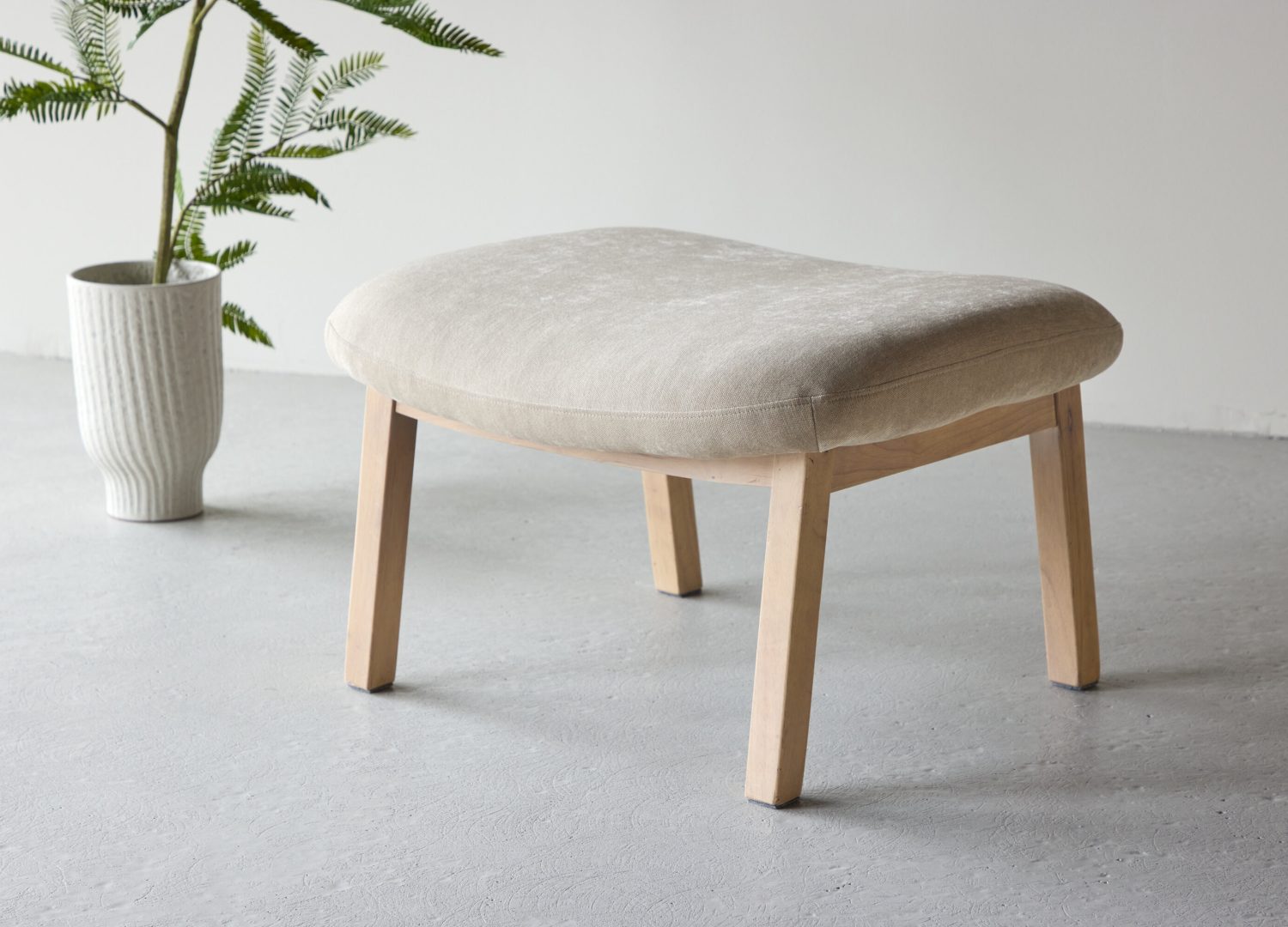 Pouf Rile polyester beige 70 cm mis en scène dans un intérieur