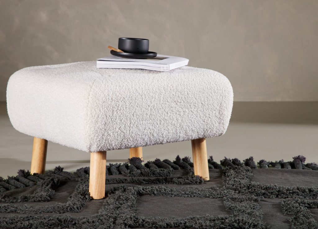 Pouf Salina tissu bouclette en polyester blanc 56 cm mis en scène dans un intérieur