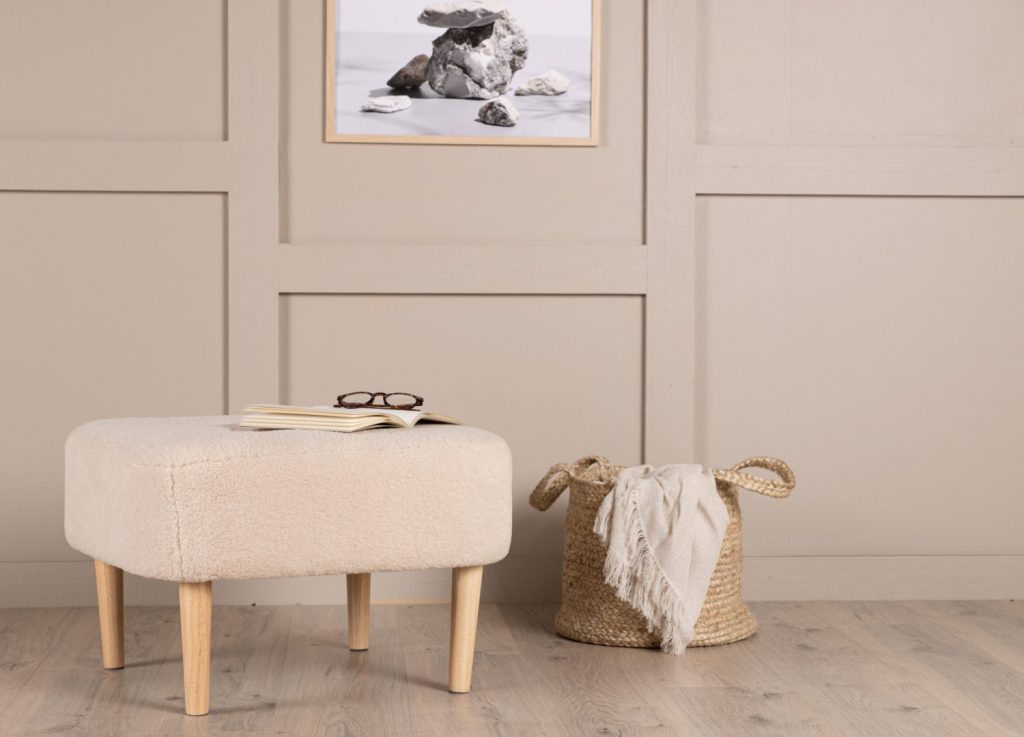 Pouf Salina polyester blanc 56 cm mis en scène dans un intérieur