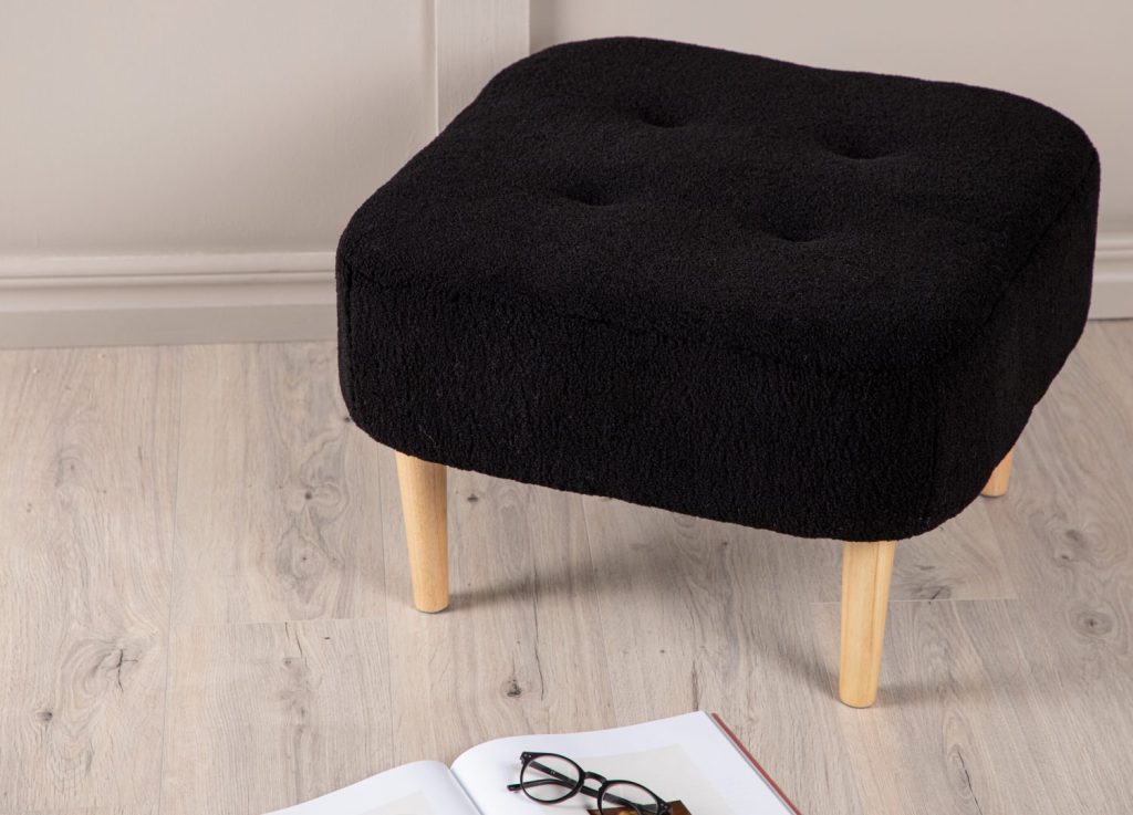 Pouf Salina polyester noir 56 cm mis en scène dans un intérieur