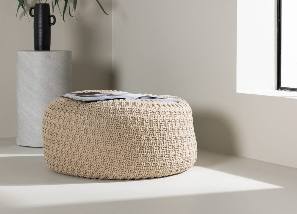 Pouf Sam polyester beige Ø 45 cm mis en scène dans un intérieur