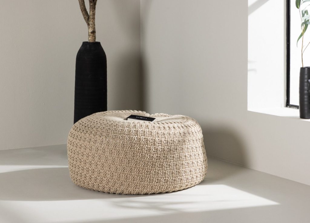 Pouf Sam polyester beige Ø 60 cm mis en scène dans un intérieur