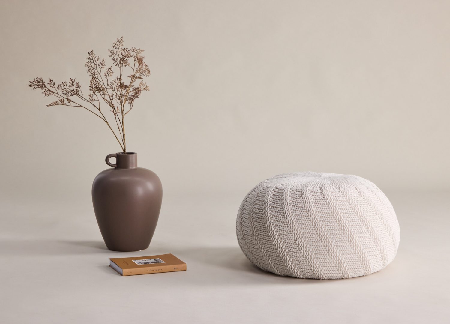 Pouf Ted polyester beige Ø 45 cm mis en scène dans un intérieur