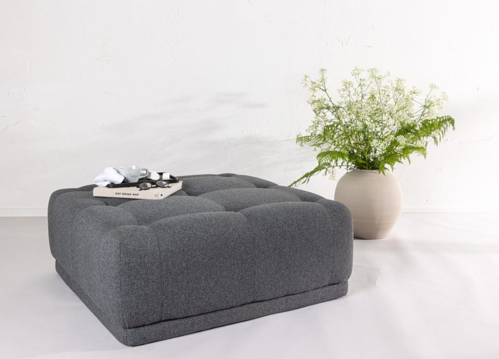 Pouf Turin polyester gris foncé 100 cm mis en scène dans un intérieur