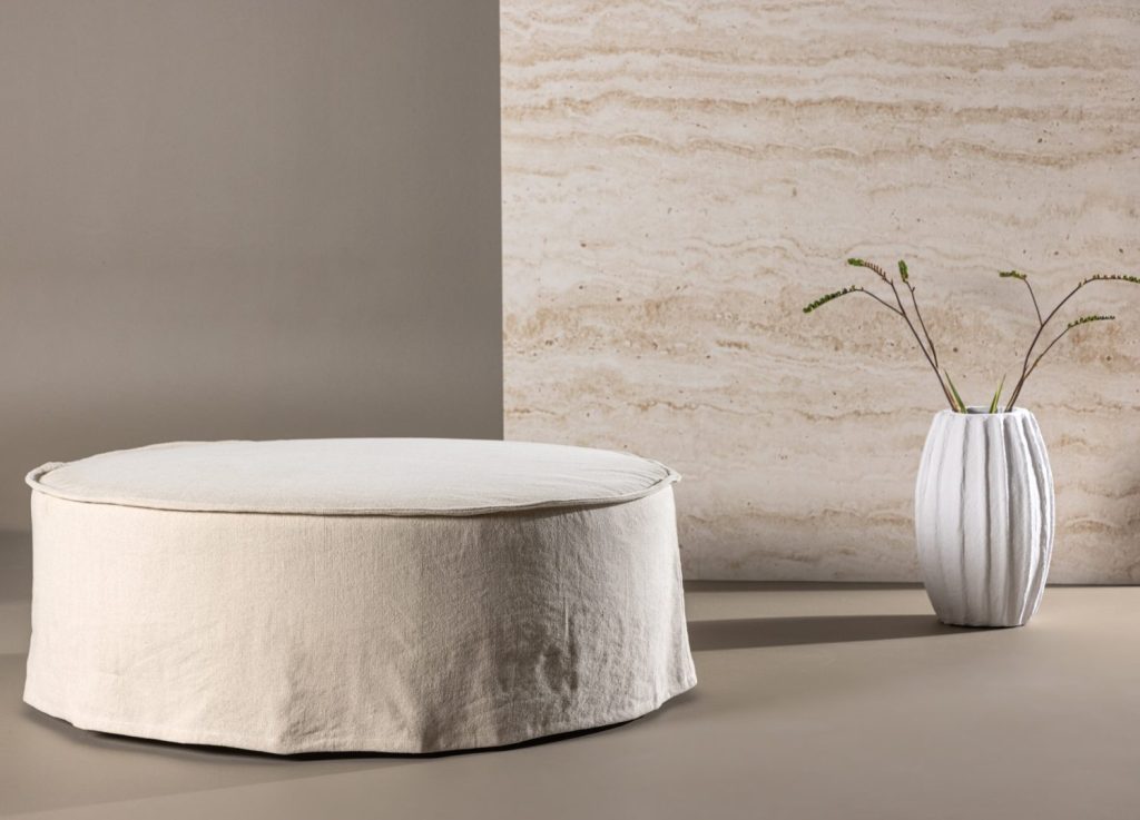 Pouf Vindö coton / tissu polyester effet lin beige Ø 101 cm mis en scène dans un intérieur