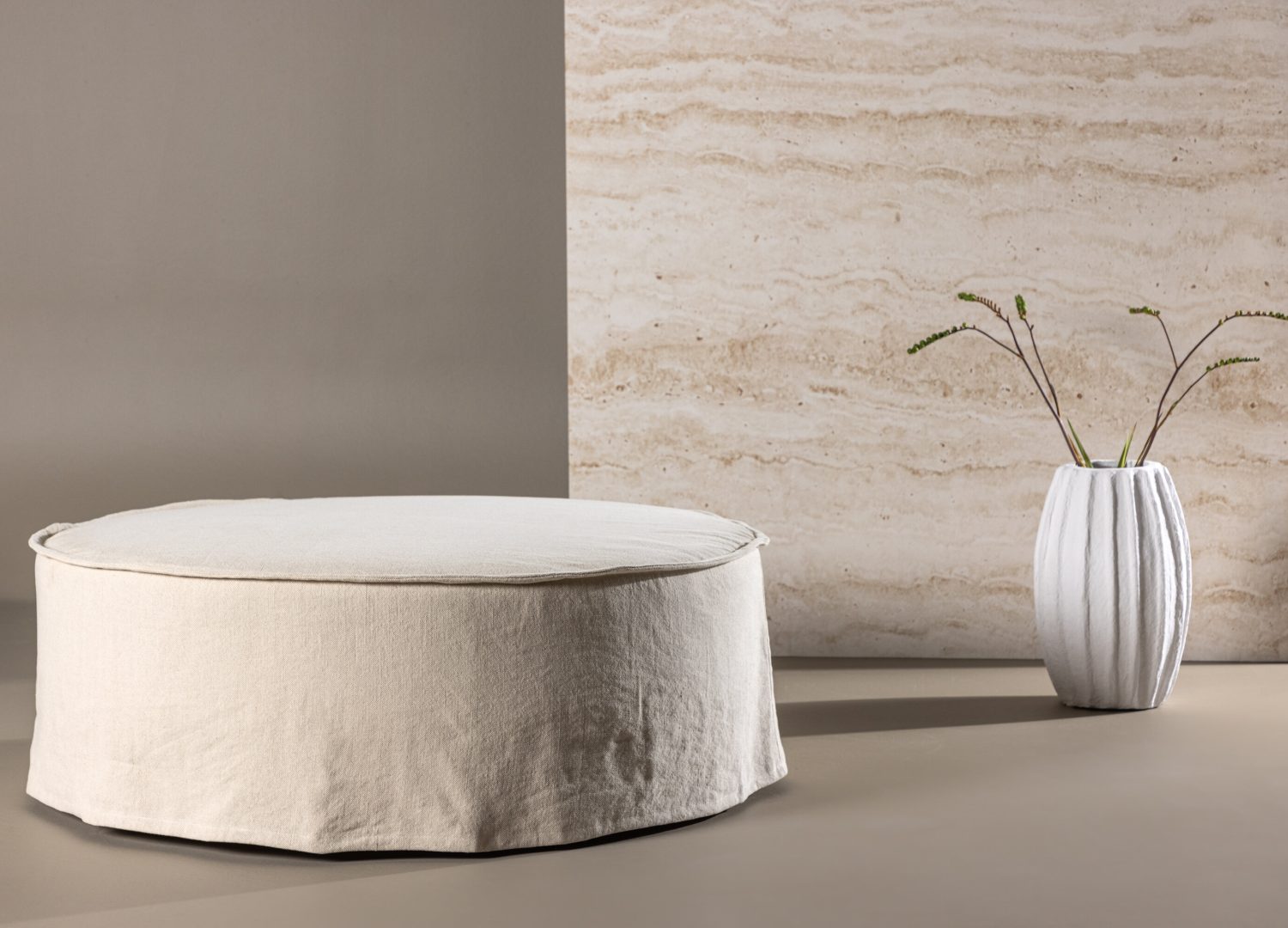 Pouf Vindö coton / tissu polyester effet lin beige Ø 101 cm mis en scène dans un intérieur
