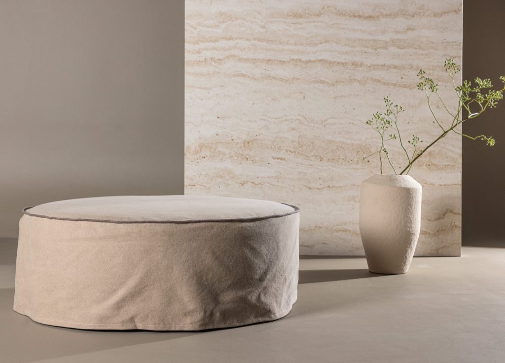 Pouf Vindö coton marron Ø 101 cm mis en scène dans un intérieur